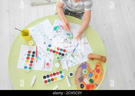 Des photos de coloriage de petit garçon à la maison Banque D'Images