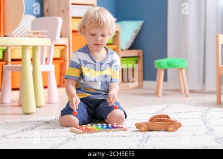 Mignon petit garçon jouant à la maternelle Banque D'Images