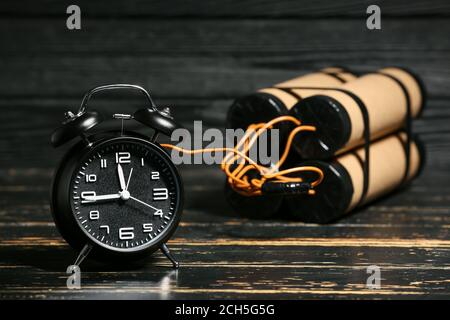 Bombe avec horloge sur fond en bois Banque D'Images