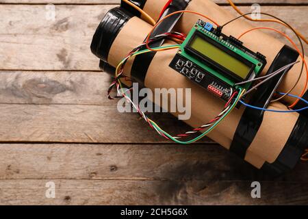 Bombe avec minuterie sur fond en bois Banque D'Images