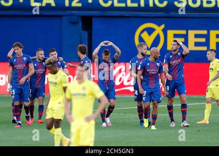 Vila-Real, Espagne. 13 septembre 2020. Pablo Maffeo (Huesca) football : les joueurs de Maffeo et Huesca célèbrent après le but de Maffeo lors du match espagnol de la Liga Santander entre Villarreal CF 1-1 SD Huesca à l'Estadio de la Ceramica à Vila-Real, Espagne . Crédit: Mutsu Kawamori/AFLO/Alay Live News Banque D'Images