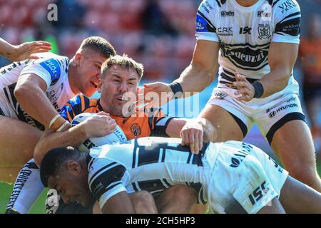 Michael Shenton (4) de Castleford Tigers est attaqué par Ratu Naulago (33) de Hull FC Banque D'Images