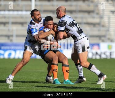 Derrell Olpherts (2) de Castleford Tigers est attaqué par Gareth Ellis (29) de Hull FC et Ligi Sao (13) de Hull FC Banque D'Images