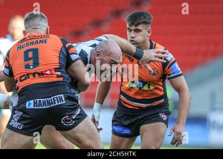 Gareth Ellis (29) de Hull FC est attaqué par Paul McShane (9) de Castleford Tigers Banque D'Images