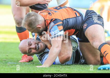 Gareth Ellis (29) de Hull FC est attaqué par Paul McShane (9) de Castleford Tigers Banque D'Images
