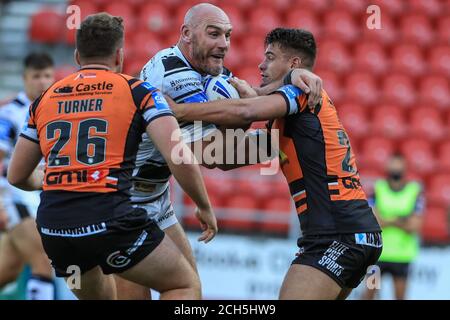 Gareth Ellis (29) de Hull FC est attaqué par Jacques O’Neill (22) de Castleford Tigers Banque D'Images