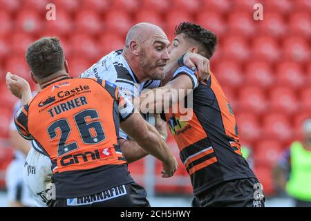Gareth Ellis (29) de Hull FC est attaqué par Jacques O’Neill (22) de Castleford Tigers Banque D'Images
