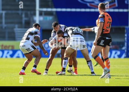 Peter Mata’utia (3) de Castleford Tigers est attaqué par Gareth Ellis (29) de Hull FC Banque D'Images