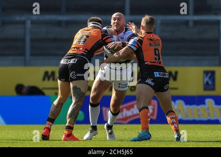 Gareth Ellis (29) de Hull FC est abordé par George Griffin (16) de Castleford Tigers Banque D'Images
