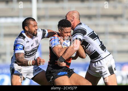 Derrell Olpherts (2) de Castleford Tigers est attaqué par Gareth Ellis (29) de Hull FC Banque D'Images