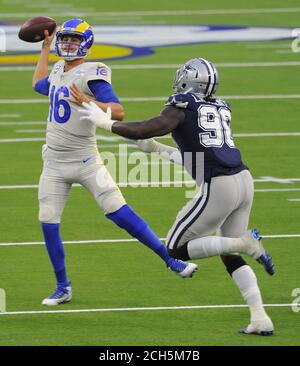 Inglewood, États-Unis. 14 septembre 2020. Le DeMarcus Lawrence de Dallas Cowboys met la pression sur le quarterback de Los Angeles Rams Jared Goff dans la première moitié au stade SOFI à Inglewood, Californie, le dimanche 13 septembre 2020. Photo de Lori Shepler/UPI crédit: UPI/Alay Live News Banque D'Images