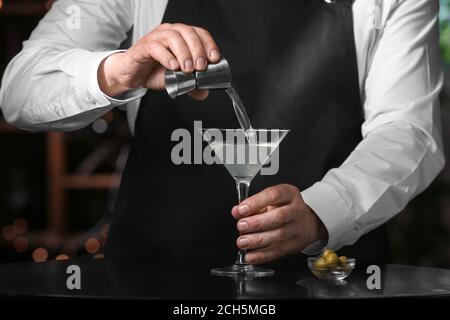 Barman faisant du martini frais au pub Banque D'Images