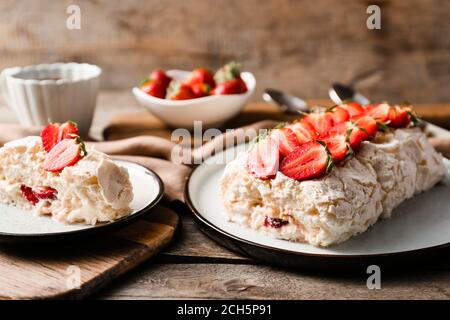 Délicieux rouleau de meringue aux fraises sur la table Banque D'Images