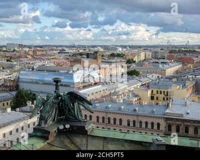 Vue aérienne de Saint-Pétersbourg depuis la Colonnade de la cathédrale Saint-Isaac en été, Russie Banque D'Images