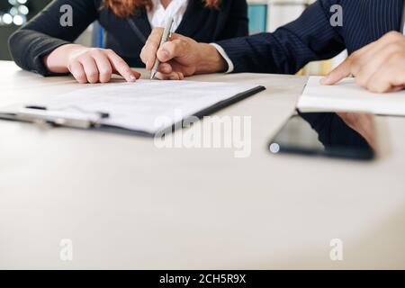 Signature du document par les professionnels Banque D'Images