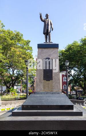 Le monument Jose Rizal à Plaza Libertad dans la ville d'Iloilo Banque D'Images