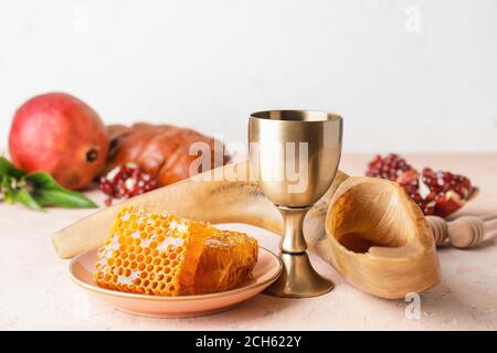 Shofar, gobelet sacramentel avec vin et miel sur table. Rosh Hashanah (nouvel an juif) Banque D'Images