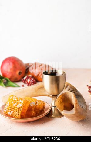 Shofar, gobelet sacramentel avec vin et miel sur table. Rosh Hashanah (nouvel an juif) Banque D'Images