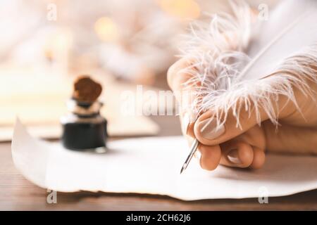 Femme écrivant la lettre avec plume, gros plan Banque D'Images