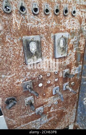 Ancien boîtier de transformateur électrique rouillé avec interrupteurs Banque D'Images