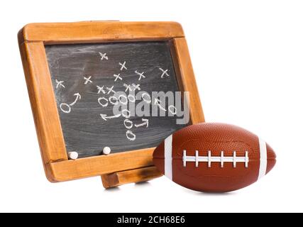 Ballon de rugby avec jeu de football sur fond blanc Banque D'Images