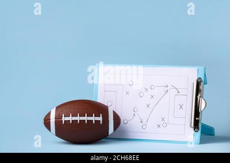 Ballon de rugby avec jeu de football sur fond de couleur Banque D'Images
