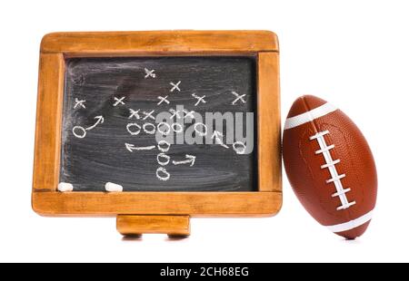 Ballon de rugby avec jeu de football sur fond blanc Banque D'Images