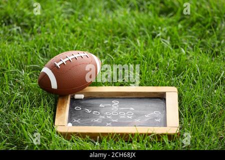 Ballon de rugby avec jeu de football en plein air Banque D'Images