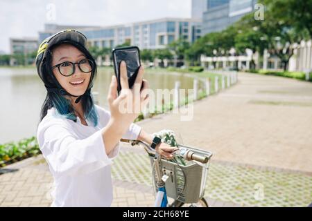 Femme chinoise prenant selfies Banque D'Images
