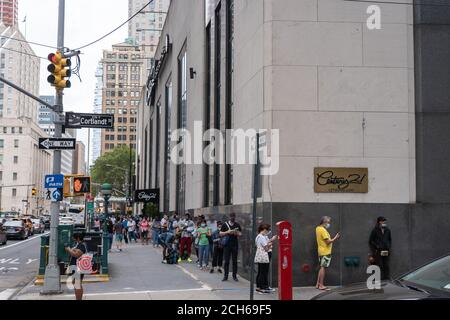 New York, États-Unis. 13 septembre 2020. Les clients attendent dans une file d'attente autour du bloc pour entrer dans le grand magasin Century 21 en downtown.Company est en train de fermer tous les magasins. La compagnie a cité le refus de ses assureurs de couvrir ses pertes liées à une pandémie. Crédit : Ron Adar/SOPA Images/ZUMA Wire/Alay Live News Banque D'Images