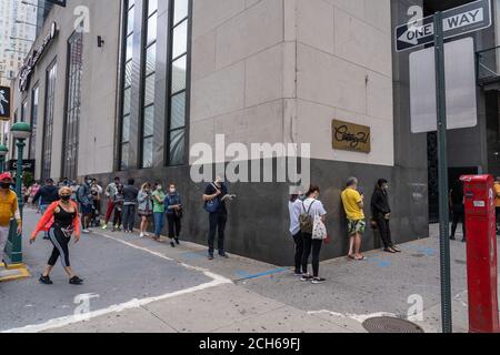 New York, États-Unis. 13 septembre 2020. Les clients attendent dans une file d'attente autour du bloc pour entrer dans le grand magasin Century 21 en downtown.Company est en train de fermer tous les magasins. La compagnie a cité le refus de ses assureurs de couvrir ses pertes liées à une pandémie. Crédit : Ron Adar/SOPA Images/ZUMA Wire/Alay Live News Banque D'Images