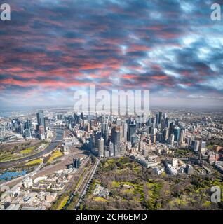 Vue aérienne de Melbourne vue panoramique Skyline paysage urbain. Fitzroy Gardens, Federation Square, Princes Bridge sur la Yarra River depuis l'hélicoptère au coucher du soleil Banque D'Images