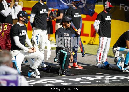 HAMILTON Lewis (gbr), Mercedes AMG F1 GP W11 Hybrid EQ Power+, cérémonie de fin de portrait du racisme pendant la Formule 1 Pirelli Gran Premio Della Toscana Banque D'Images