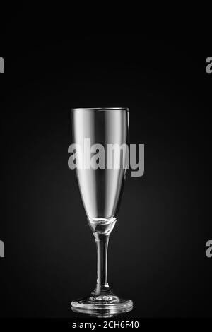 Verre vide sur fond sombre Banque D'Images
