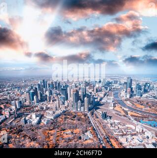 Vue aérienne de Melbourne vue panoramique Skyline paysage urbain. Fitzroy Gardens, Federation Square, Princes Bridge sur la Yarra River depuis l'hélicoptère au coucher du soleil Banque D'Images