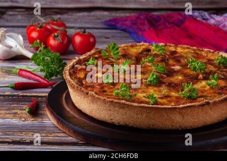 Quiche française avec poulet et champignons sur fond de bois Banque D'Images