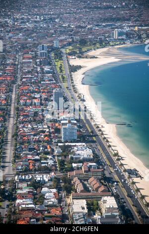 St Kilda Beaconsfield Parade, côte et centre-ville. Vue depuis l'hélicoptère, Melbourne, Australie Banque D'Images