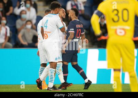 Paris, France. 13 septembre 2020. Neymar Jr de Paris Saint-Germain argue avec Dimitri Payet de l'Olympique de Marseille lors du match de la Ligue 1 au Parc des Princes à Paris, France, le 13 septembre 2020. Crédit : Jack Chan/Xinhua/Alay Live News Banque D'Images