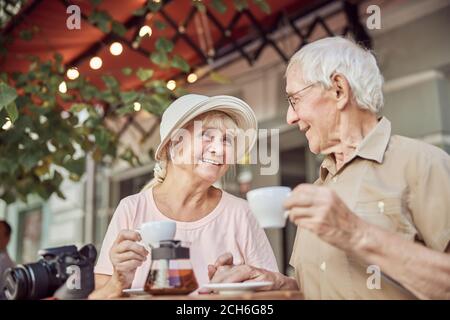Heureux couple marié souriant l'un à l'autre Banque D'Images