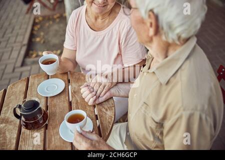 Couple marié âgé assis dans un café de rue Banque D'Images