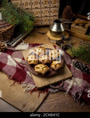Pâtisseries du nouvel an. Portion simple de petits gâteaux avec des pommes. STILL Life - muffins faits maison sur une assiette. Dessert sur une table en bois. Des sucreries de Noël Banque D'Images