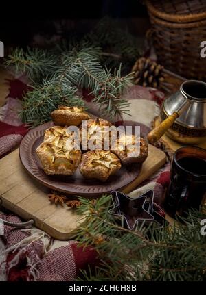Pâtisseries du nouvel an. Portion simple de petits gâteaux avec des pommes. STILL Life - muffins faits maison sur une assiette. Dessert sur une table en bois. Des sucreries de Noël Banque D'Images