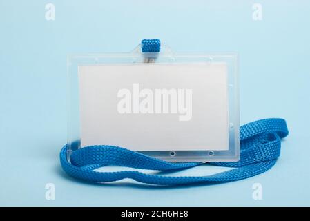 badge blanc en plastique d'affaires avec lanière de cou bleue et sélective mise au point Banque D'Images