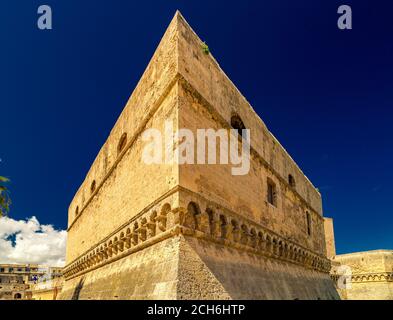 BARI, ITALIE - 1er SEPTEMBRE 2020 : la lumière éclaire le château normand-souabe de Bari Banque D'Images