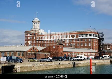 Portsmouth, Royaume-Uni - 8 septembre 2020 : vue de la mer vers le site touristique de Semaphore Towr, dans le port de Portsmouth, le matin ensoleillé de l'été. TH Banque D'Images