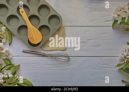 Ustensiles de cuisine pour la cuisson, y compris moule en silicone pour cupcake, fouet et cuillère en bois Banque D'Images