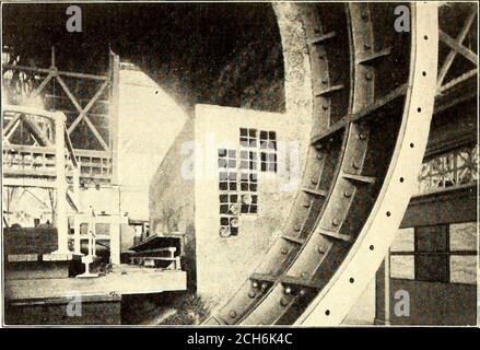 . Journal de chemin de fer de la rue . FIGURE 1.—MODÈLE DU TUNNEL DE LA RIVIÈRE HUDSON à l'exposition d'achat de la Louisiane. Cette exposition comprend une usine d'essai de locomotive, où elle est destinée à tester la chose la plus importante dans cette partie de l'exposition est une section pleine grandeur de l'un des tunnels à voie unique, dont deux tunnelssont en cours de construction sous la rivière Hudson. Cette section, comme illustré, est illustrée à la figure r. Il se compose d'une fonte. FIGURE -PARTIE DE L'EXPOSITION, MONTRANT LA MÉTHODE OFPROTECTING TROISIÈME COQUILLE DE RAIL doublée de béton. De chaque côté de la chenille se trouvent des conduits en terre cuite pour les fils électriques. T Banque D'Images