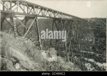 . L'âge du chemin de fer . portaient des ravins profonds qui devaient être traversés par des ponts gi-Eat, dont certains sont montrés ci-dessous. Il y a aussi de nombreux ponts de treillis de court-circuitage, et les arches de maçonnerie ont la lieen librement utilisé.à de nombreux points de protection murs de la maçonnerie topoil par des gravats sont construits pour protéger la route contre les ruisseaux de montagne. Tous les tunnels sont recouverts de maçonnerie. L'ensemble du travail a été rendu pernianent: Aucun bois n'a été utilisé à l'exception de la créosotedcross-tie.; tandis que le nouveau travail était en cours, l'ancienne section de la ligne a dû être presque entièrement reconstruite pour l'apporter, pour l'économie Banque D'Images