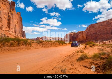 Route et Red Rocks à Monument Valley. Navajo Tribal Park, Utah/Arizona, USA Banque D'Images