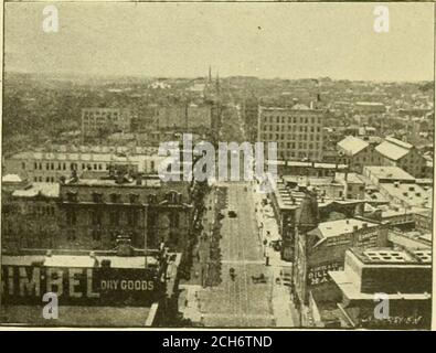 . Le chemin de fer de rue révision . cimetière. Thisline, cependant, n'a pas été construit avant un certain temps plus tard. La route River & Lake Shore a été remplacée par la route de Milwaukee City qui a été organisée, promoteetet incorporée par John Plankinton, Frederick Layton, Samuel Marshall, Chas. F. Ilsley et Walter S. Johnson.le capital-actions a été fixé à $100,000, et la com-pany a réservé le droit d'émettre des obligations de temps à autre comme la nécessité pourrait l'exiger. W. S. Johnson est devenu directeur général et les routes ont été modifiées de façon variable dans la population croissante de Milwaukee, qui était,dans i860, 45,000. En 1869 est Banque D'Images